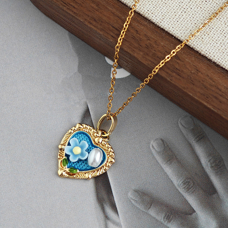 Wholesale  Heart Flower Necklace for Women, Niche Retro Light Luxury Pearl Clavicle Chain, Fashionable and Versatile Accessory
